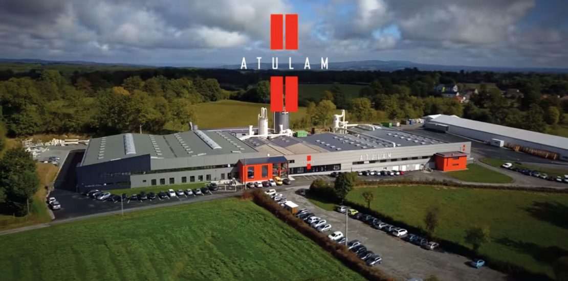 Atulam, fabriquant de menuiseries extérieures en bois sur mesure, et partenaire de MAP Menuiseries, nous présente son usine du Limousin en vidéo.