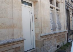 MAP Menuiseries : Pose d'une porte d'entrée, de volets solaires et de grilles de défense dans le centre de Bordeaux par les menuisiers MAP - 1
