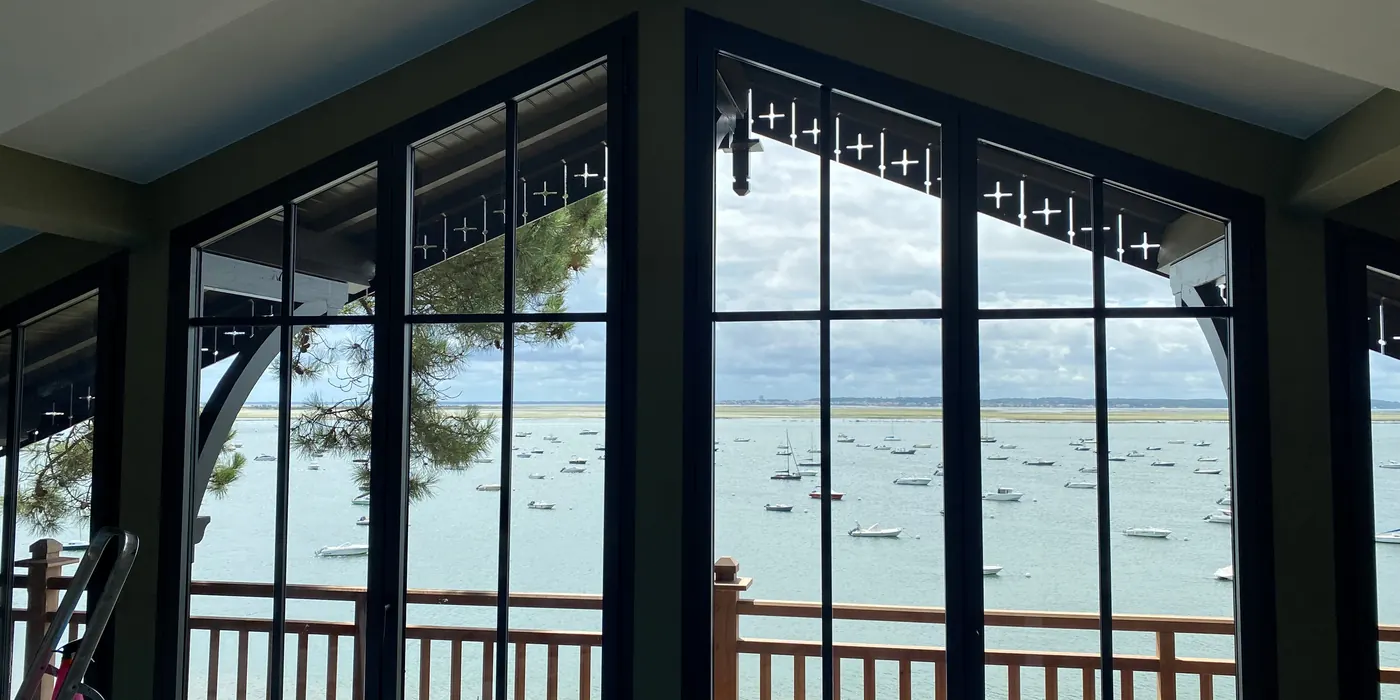 Menuiseries en bord de mer : protéger l’aluminium et le bois de l’air marin sur le Bassin