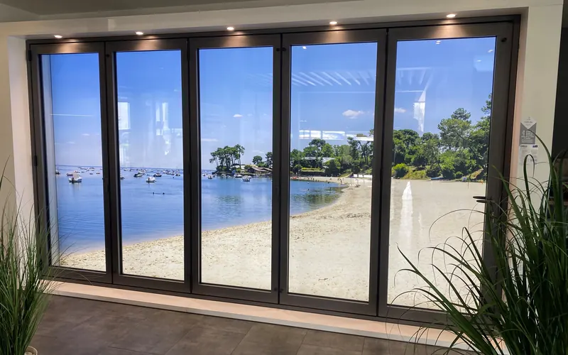 Baies coulissantes sur mesure : grandes dimensions et configurations spéciales