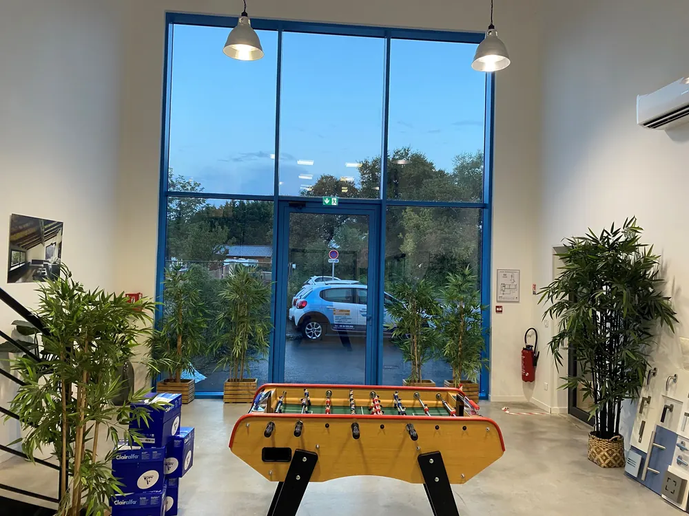 Équipe M.A.P Menuiseries devant l’atelier de Blanquefort