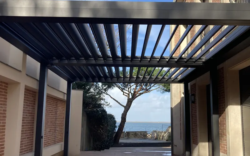 Pergola bioclimatique Suneal by Technal