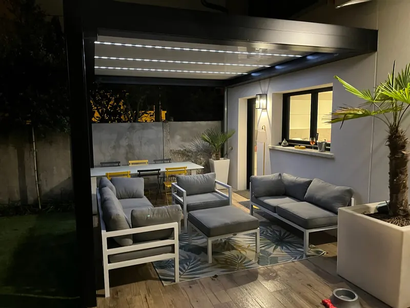 Pergola bioclimatique à lames orientables sur une terrasse