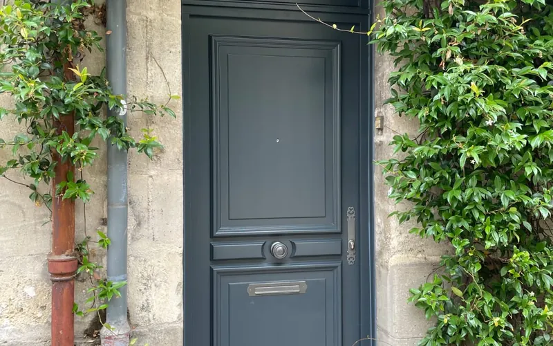 Porte d’entrée classique : panneaux moulurés et vitrages