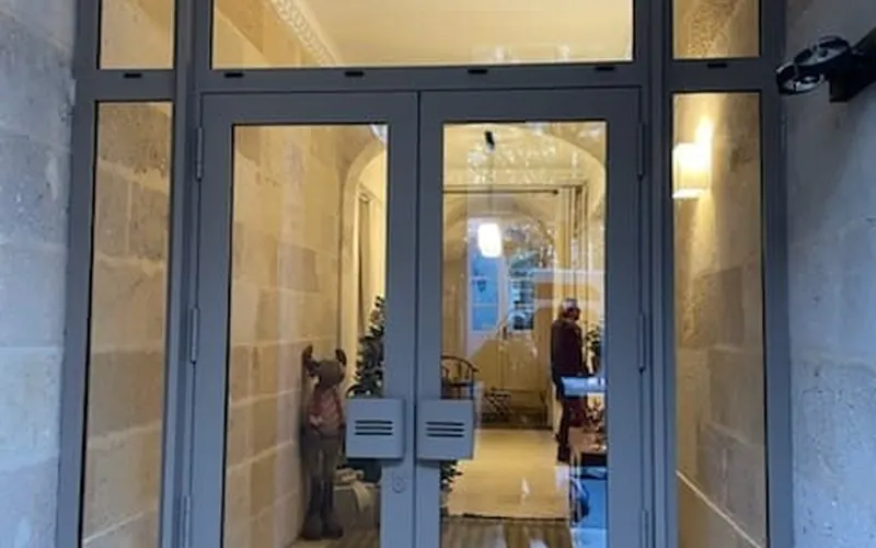 Porte d’entrée contemporaine : lignes pures, grandes hauteurs
