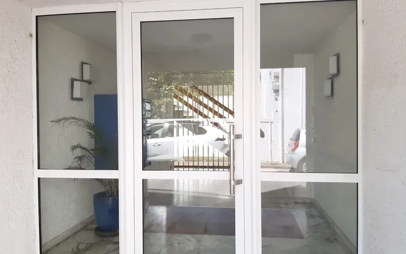 Porte d’entrée PVC renforcée : isolante et économique