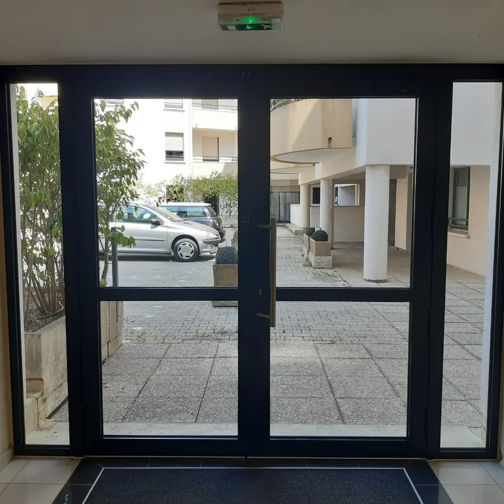 Portes d’entrée sur mesure : tiercées, cintrées, grandes largeurs
