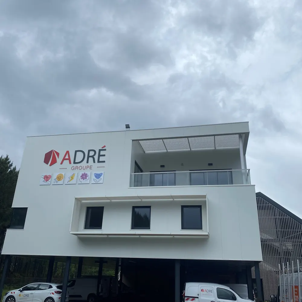 Bureaux, ateliers, chais et bâtiments d’activité : menuiseries aluminium et façades