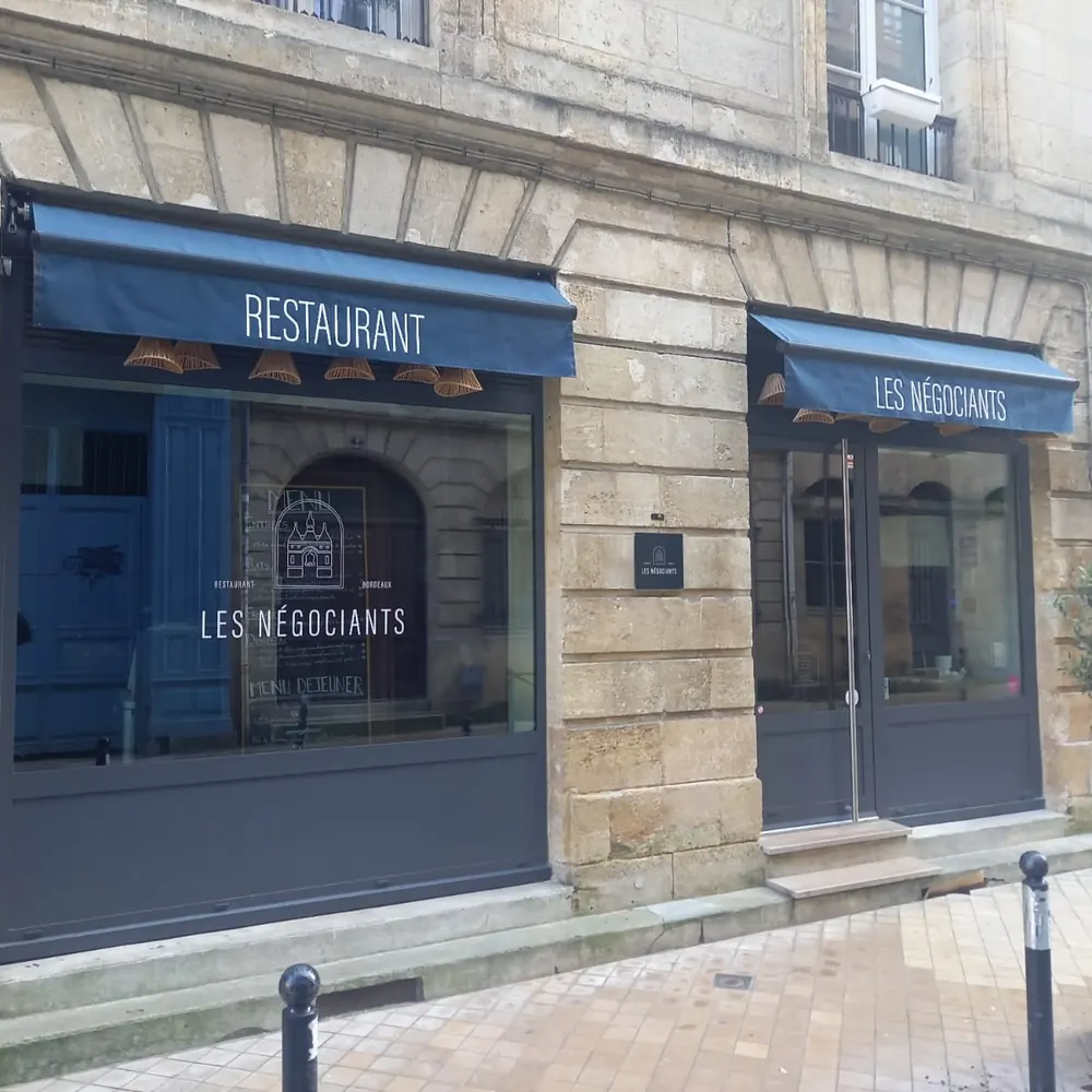 Commerces, restaurants, cabinets : devantures et façades vitrées en aluminium