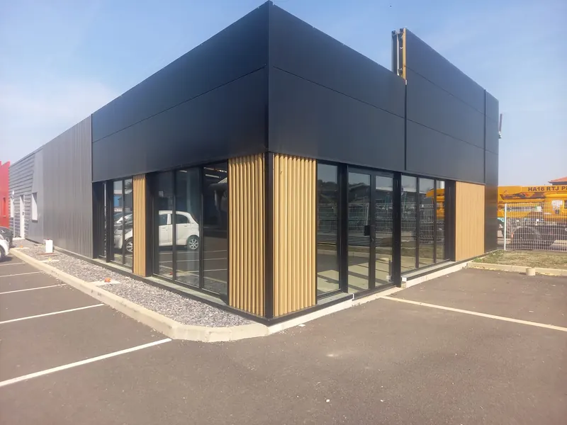 Façade vitrée aluminium, local commercial – Gironde