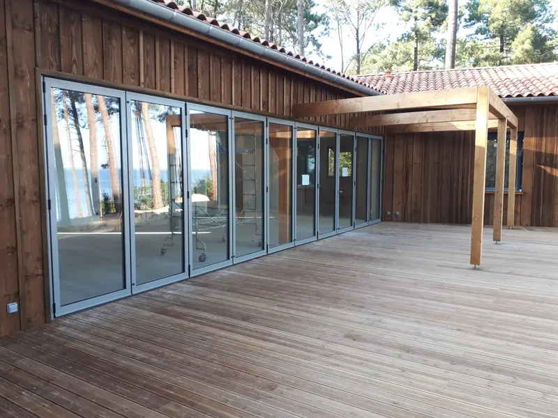 Coulissants aluminium grande largeur sur maison bois – Gironde