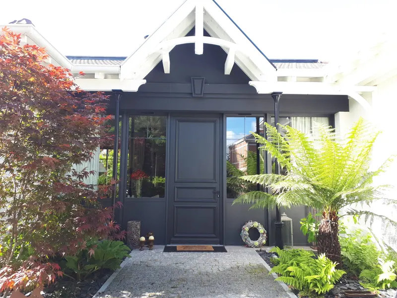 Porte d’entrée et menuiseries noires, villa arcachonnaise – Bassin d’Arcachon