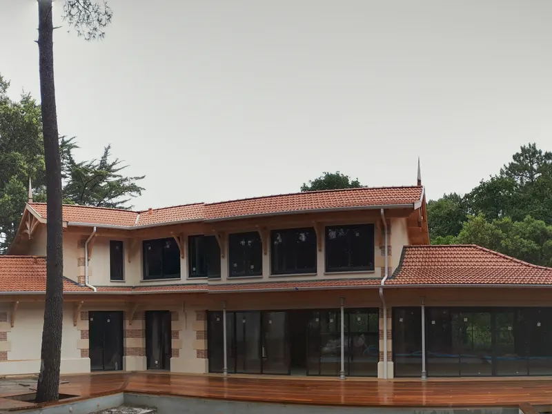 Façade vitrée sur maison arcachonnaise – Bassin d’Arcachon