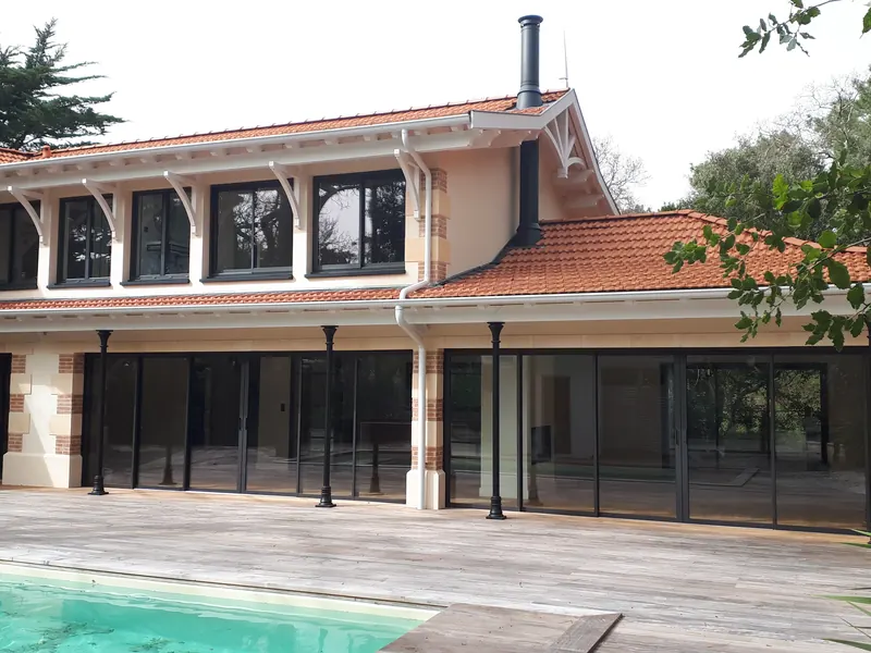Baies aluminium et piscine, maison en pierre – Gironde