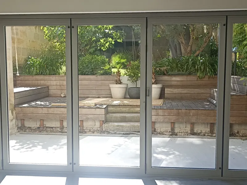 Porte accordéon Ambial 5 vantaux sur terrasse – Bordeaux