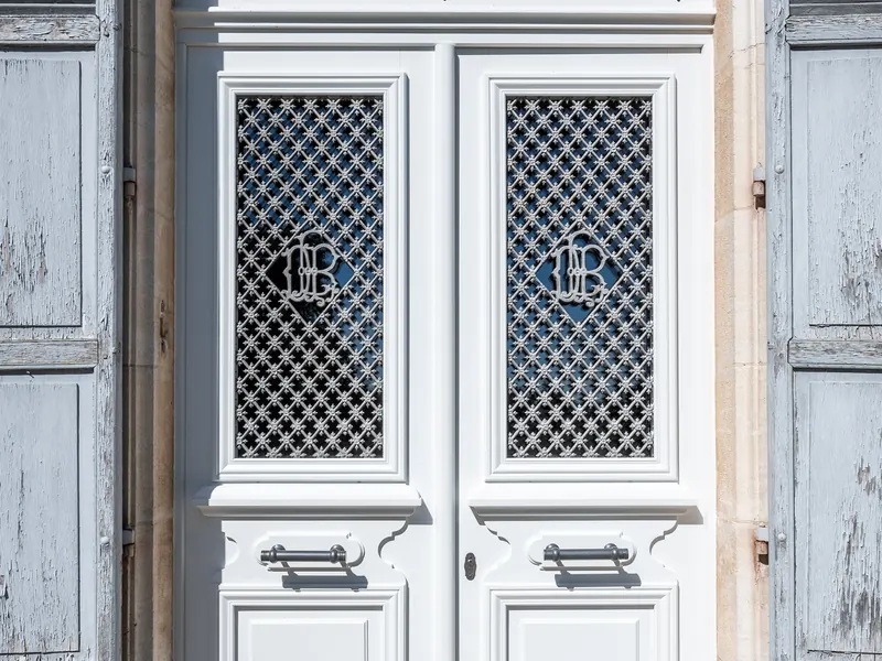 Porte bois sur mesure avec grilles d’origine conservées – Bordeaux