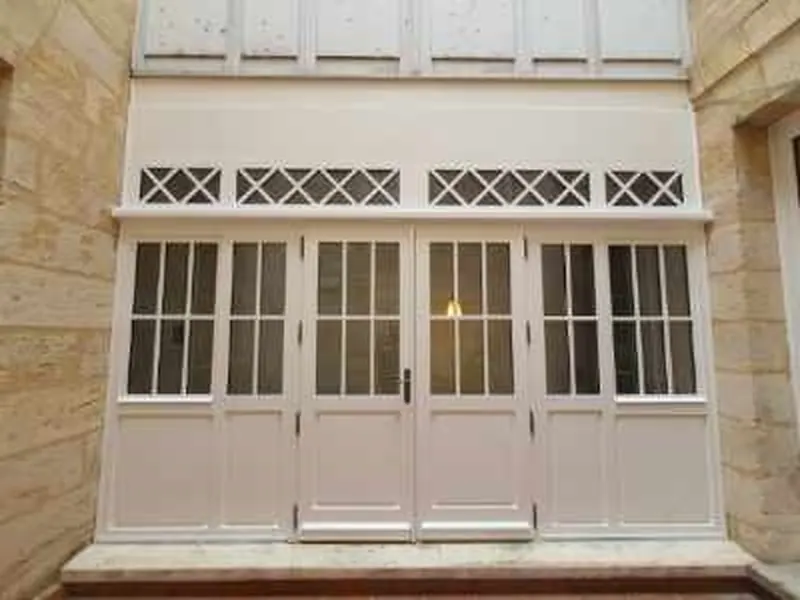 Portes-fenêtres bois à l’identique, façade rénovée – Bordeaux centre