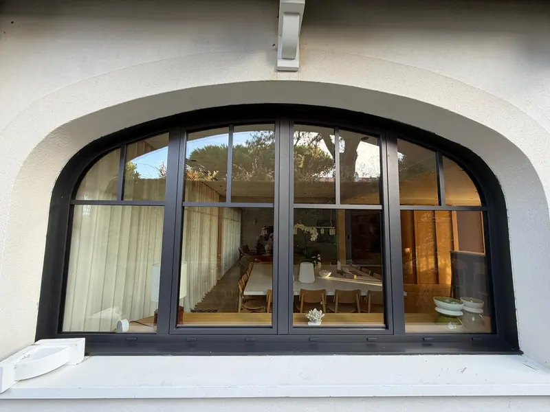 Fenêtre cintrée aluminium sur façade en pierre – Gironde
