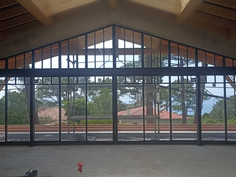 Grande façade vitrée aluminium – Gironde