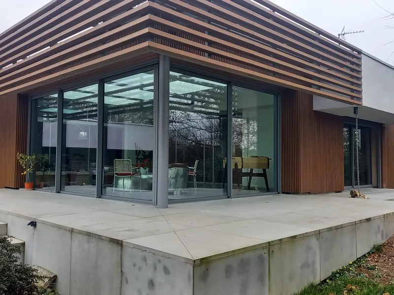 Brise-soleil orientables sur maison contemporaine – Gironde