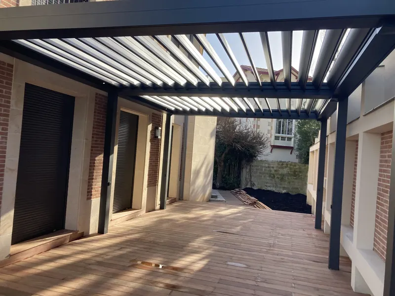 Pergola aluminium sur terrasse bois – Gironde