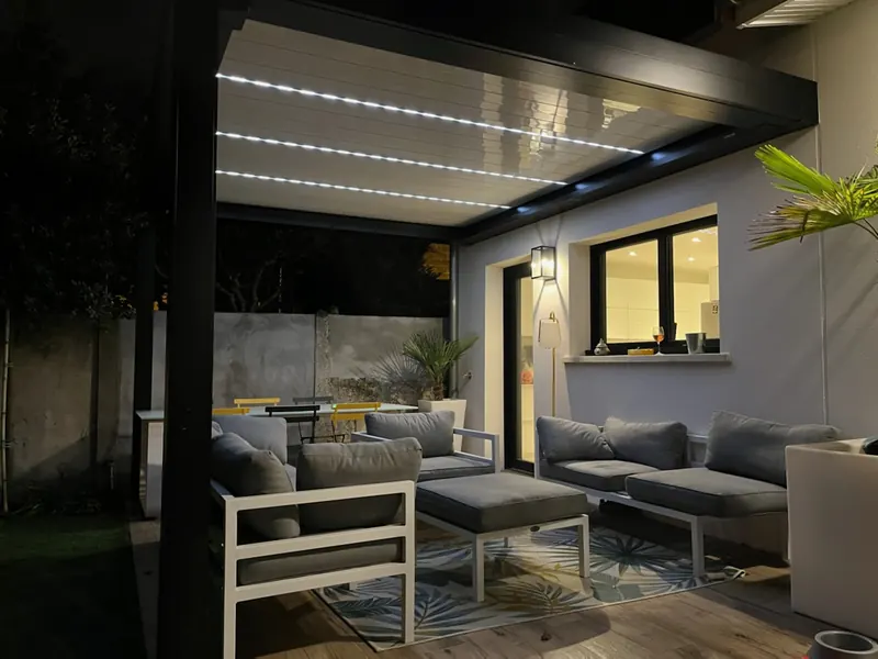Pergola bioclimatique Suneal à lames orientables – Bordeaux