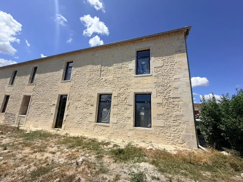 Fenêtres aluminium sur maison en pierre – Loirac, Médoc