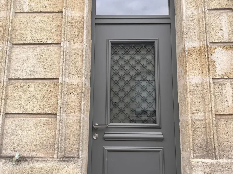 Porte d’entrée aluminium gris, immeuble en pierre – Bordeaux