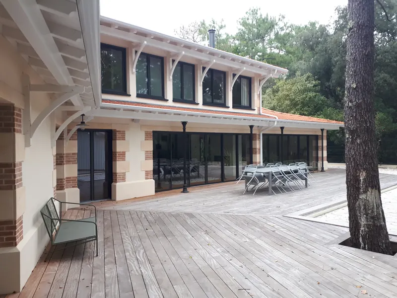 Baies vitrées alu sur terrasse bois – La Teste-de-Buch