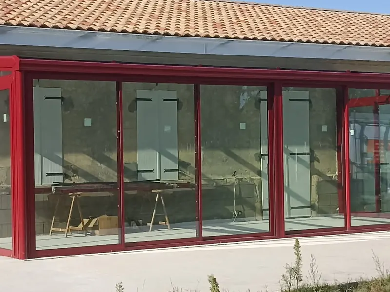 Véranda aluminium rouge, extension de bâtiment – Gironde